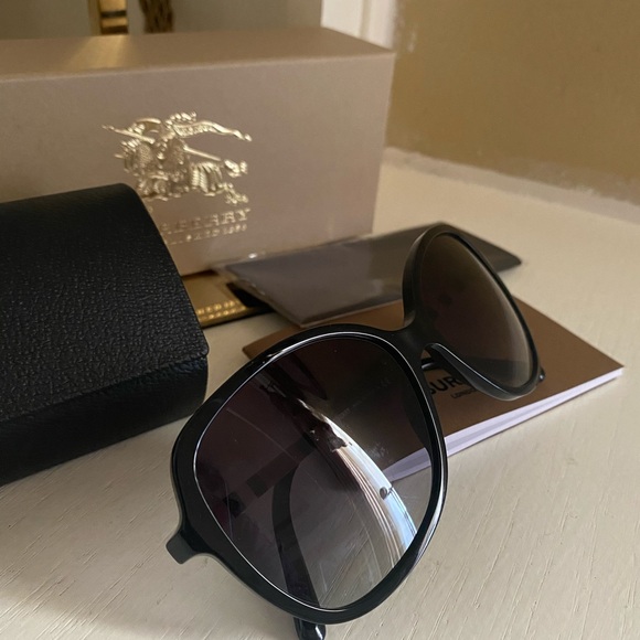 Brand new 🔥Burberry 🔥sunglasses 🕶 - Picture 13 of 16